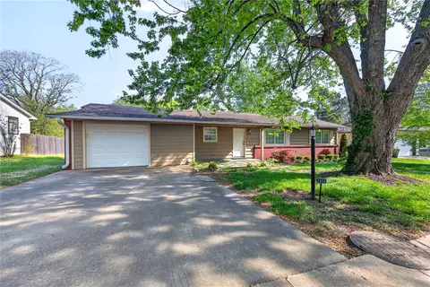2452 Valley Dr, Fayetteville, AR 72703
