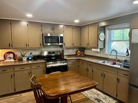 Kitchen - 4622 Creel Rd, Harrison, AR 72601 photo 2 of 3