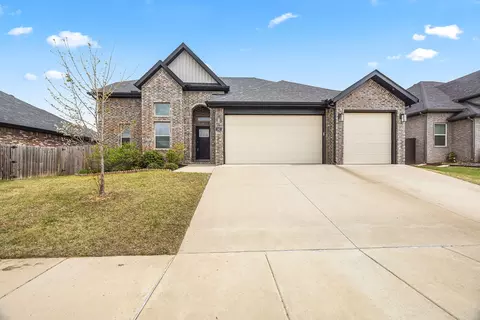 562 N Drewrys Bluff Dr, Fayetteville, AR 72704