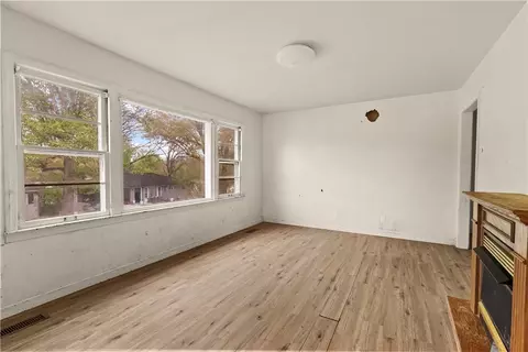 Living - 808 Beverly, Harrison, AR 72601 photo 2 of 4