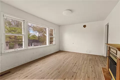 Living - 808 Beverly, Harrison, AR 72601 photo 2 of 3