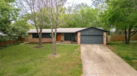 2225 N Mockingbird Ln, Fayetteville, AR 72703