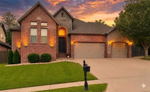 2003 NE Steinbeck Dr, Bentonville, AR 72712