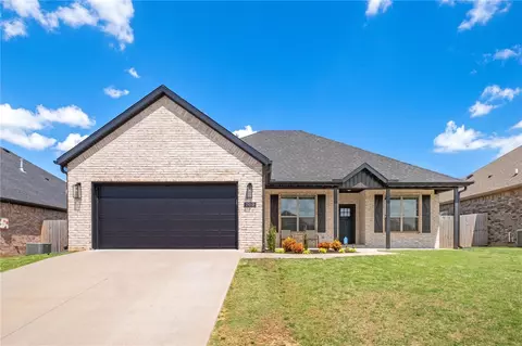 700 Bonnie St, Bentonville, AR 72713