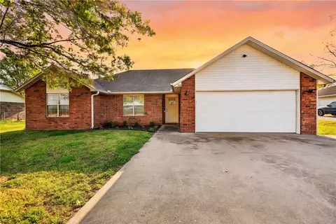 703 Ditmars Rd, Prairie Grove, AR 72753