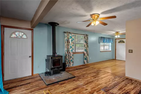 Living - 29116 Nottinghill Dr, Shell Knob, MO 65747 photo 2 of 3