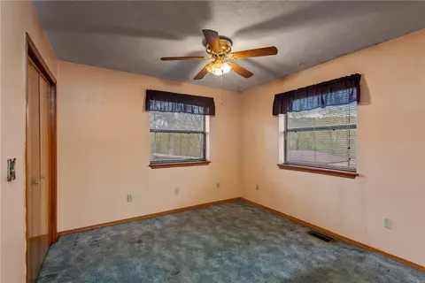 Bedroom - 29116 Nottinghill Dr, Shell Knob, MO 65747 photo 2 of 3