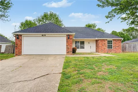 809 Emerald St, Lowell, AR 72745