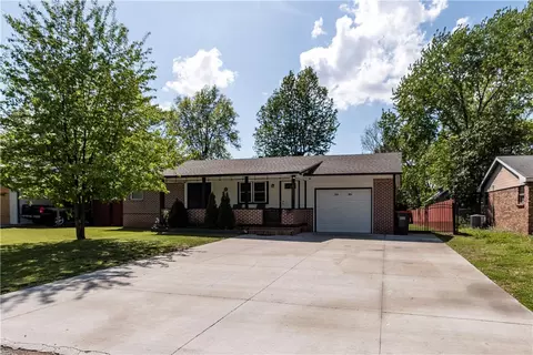 1022 Lowell Rd, Springdale, AR 72764