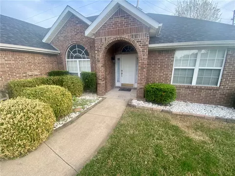 2807 Foxwood Dr, Springdale, AR 72762