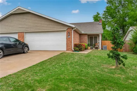 909 W Linden St, Rogers, AR 72756