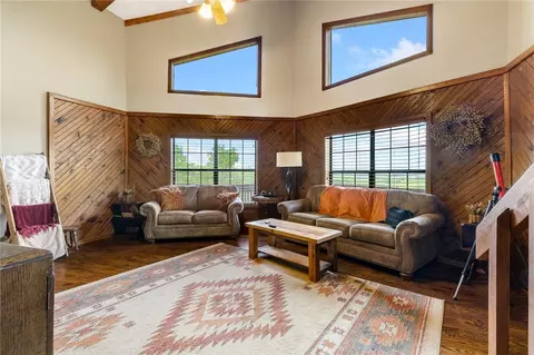 Living - 8283 Ar-43 Hwy, Compton, AR 72624 photo 2 of 3