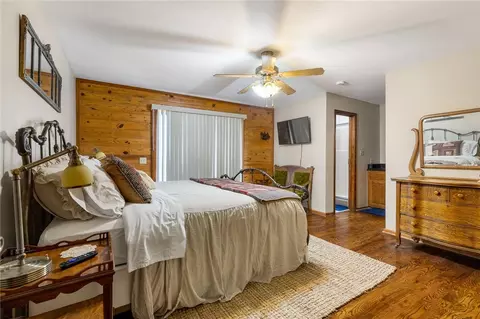 Bedroom - 8283 Ar-43 Hwy, Compton, AR 72624 photo 4 of 7