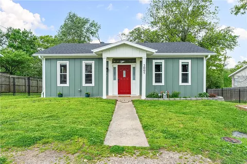 2005 Oakwood Ave, Bentonville, AR 72712