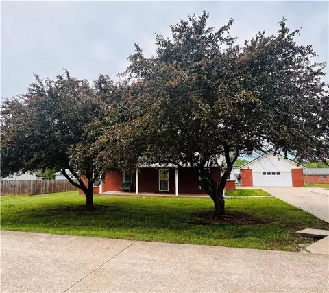 903 Acorn St, Huntsville, AR 72740