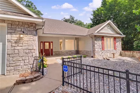 1 Hedges Cir, Bella Vista, AR 72715