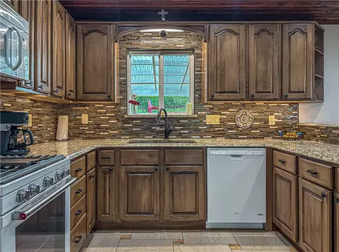 Kitchen - 235 Mc 6074, Flippin, AR 72634 photo 4 of 4