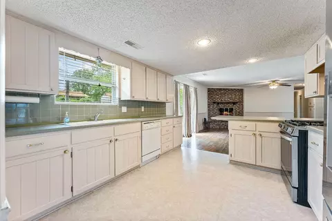 Kitchen - 2106 Sandy, Springdale, AR 72762 photo 3 of 4