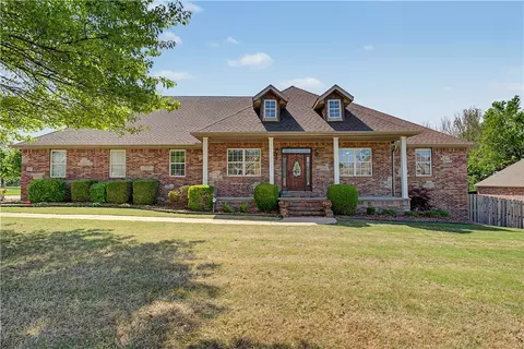 937 Aylesbury Ln, Cave Springs, AR 72718