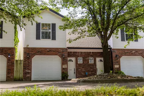 908 S Wood Ave, Fayetteville, AR 72701