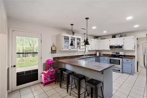 Kitchen - 48 Terrace Dr, Dover, AR 72837 photo 3 of 4