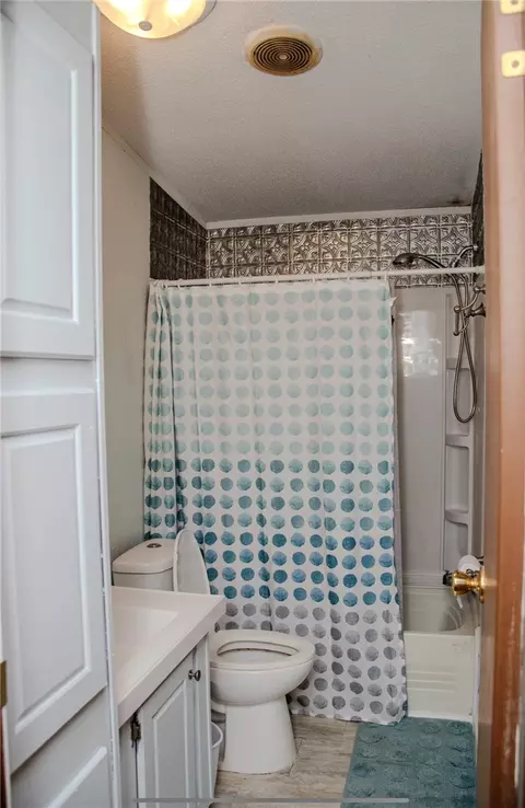 Bath - 1792 Choctaw Ln, Harrison, AR 72601 photo 4 of 5