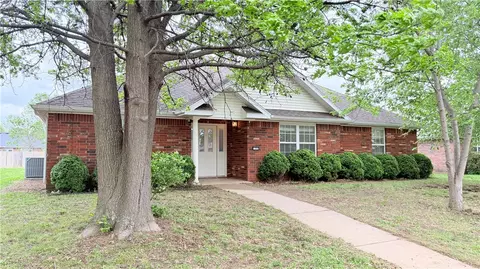 772 N Queen Annes Lace Dr, Fayetteville, AR 72704