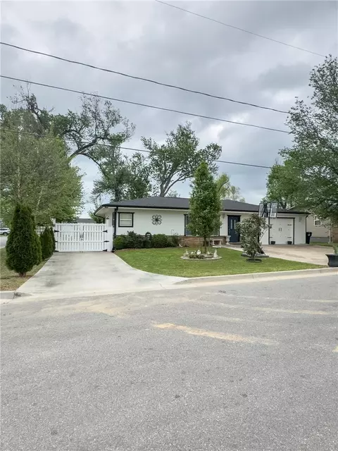 519 N 10th St, Rogers, AR 72756