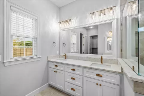 Bath - 6492 Align Ave, Springdale, AR 72762 photo 2 of 5