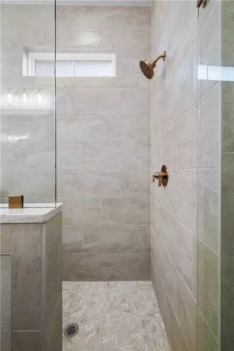 Bath - 6492 Align Ave, Springdale, AR 72762 photo 3 of 5
