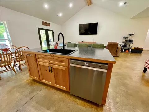 Kitchen - 10814 Hwy 60, Plainview, AR 72857 photo 8 of 8