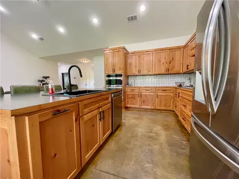 Kitchen - 10814 Hwy 60, Plainview, AR 72857 photo 2 of 8