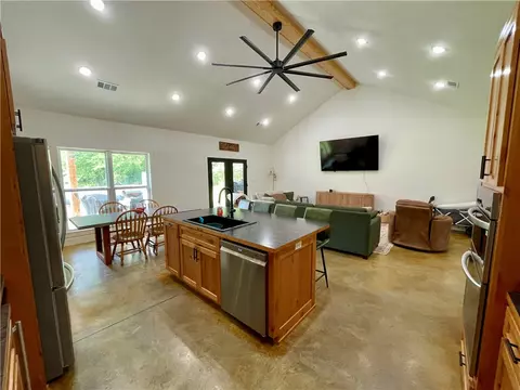 Kitchen - 10814 Hwy 60, Plainview, AR 72857 photo 4 of 8