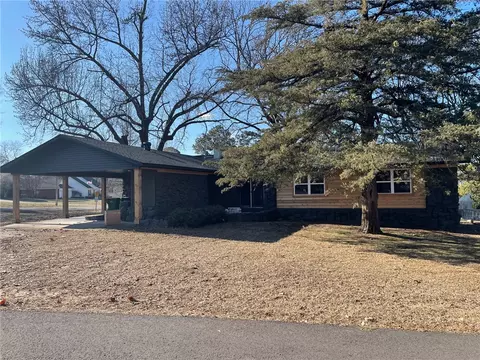 201 N Shore Dr, Russellville, AR 72802