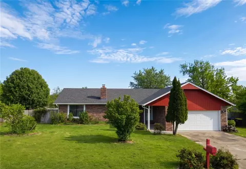 1725 S 15th St, Rogers, AR 72758