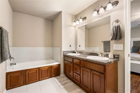 Bath - 2987 Willow Spring Ct, Springdale, AR 72762 photo 1 of 2