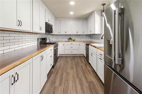 Kitchen - 492 Cooper Dr, Harrison, AR 72601 photo 1 of 7