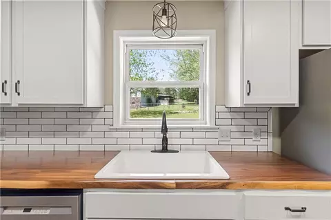 Kitchen - 492 Cooper Dr, Harrison, AR 72601 photo 3 of 7