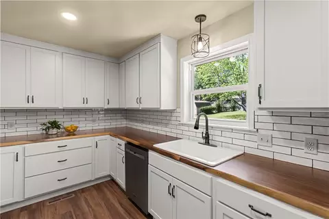 Kitchen - 492 Cooper Dr, Harrison, AR 72601 photo 7 of 7