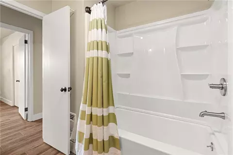 Bath - 492 Cooper Dr, Harrison, AR 72601 photo 5 of 6