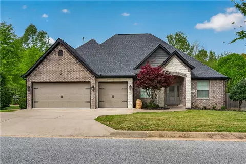 1801 N Candleshoe Dr, Fayetteville, AR 72701