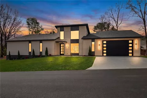 27 Luncarty Ln, Bella Vista, AR 72715