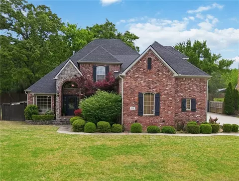 2468 N Covington Park Blvd, Fayetteville, AR 72703