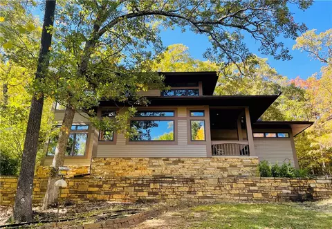 31 S Kestrel Dr, Fayetteville, AR 72701