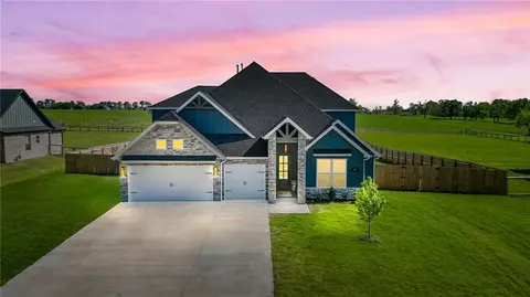 207 Jenna Ln, Gravette, AR 72736