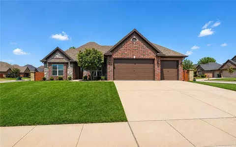 4601 W Langmead Dr, Rogers, AR 72758