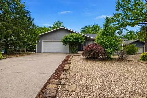 33 Farnham Dr, Bella Vista, AR 72714