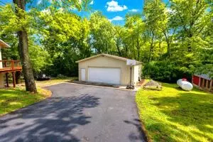 Exterior - 18992 Eagle Point Rd, Eagle Rock, MO 65641 photo 3 of 4