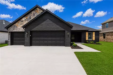 2105 N Chanae St, Siloam Springs, AR 72761