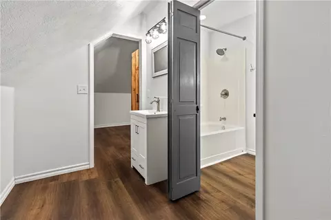 Bath - 324 N Cherry St, Harrison, AR 72601 photo 4 of 5